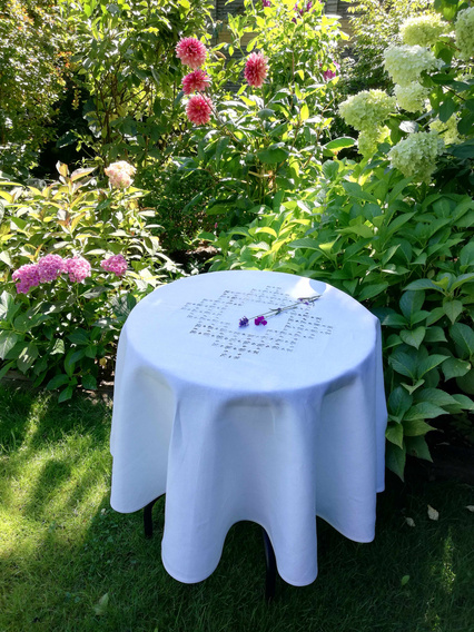 Obrus lniany biały ręcznie haftowany Snutki -koło