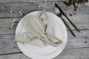 Serwetka lniana ze błyszczącą  poświatą