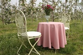 Obrus  plamoodporny Dorota w kolorze jasnego różu okrągły