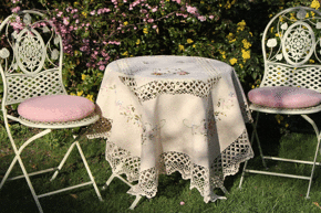 Obrus bawełniany z elementami haftu ozdobiony koronką zrobioną na szydełku ANITA
