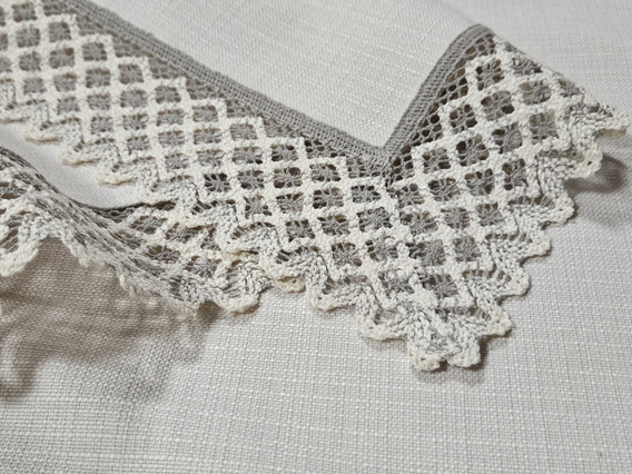 Obrus  plamoodporny jasny beż z bawełnianą koronką