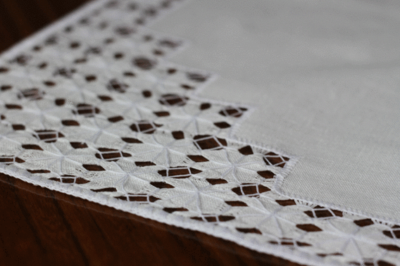 Serweta lniana  RĘCZNIE haftowana  mereżka ( handmade ) biała wzór 1.
