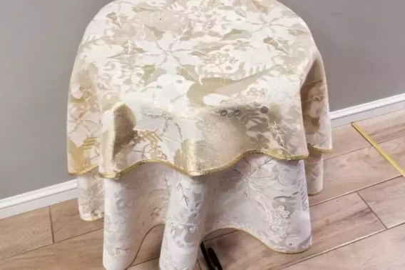 Obrus Świąteczny dwustronny plamoodporny ecru ze złotym Zimowy Ogród- koło