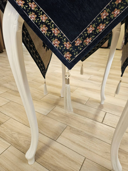 Serweta gobelinowa z szenilem granatowa Kwiaty wzór  Róże z chwostami