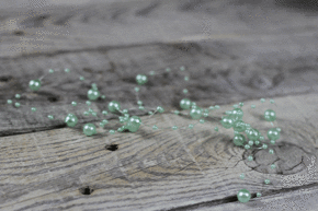 Perełki w zieleni pastelowej  na żyłce silikonowej Ø7mm długość 1,3 m