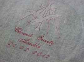 Szatka do Chrztu Św. lniana z różowym haftem