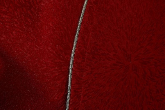 Obrus świąteczny plamoodporny czerwony ze złotą wypustką fi 160