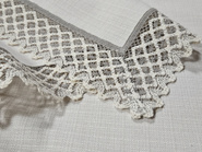 Obrus  plamoodporny jasny beż z bawełnianą koronką