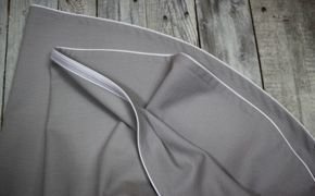 Obrus plamoodpormy Maria szary z białą wypustką koło