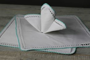 Serwetka bawełniana z ręcznie robioną koronką z miętowo -niebieskim  akcentem              owym akcentem