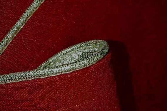 Obrus świąteczny plamoodporny czerwony ze złotą wypustką fi 160