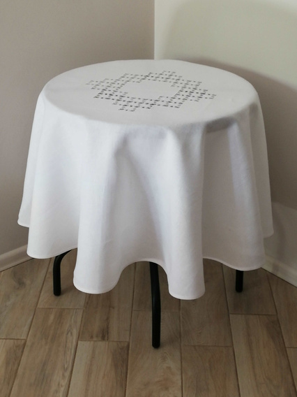 Obrus lniany biały ręcznie haftowany Snutki -koło