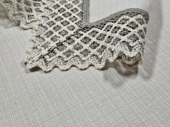 Obrus  plamoodporny jasny beż z bawełnianą koronką