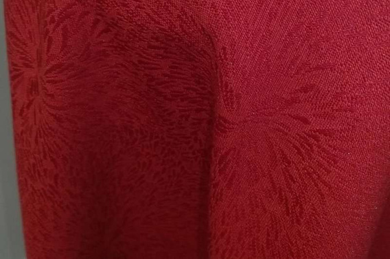 Obrus świąteczny plamoodporny czerwony ze złotą wypustką fi 160