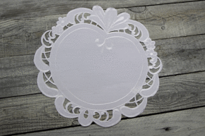 Serwetka biała z haftem richelieu wzór D