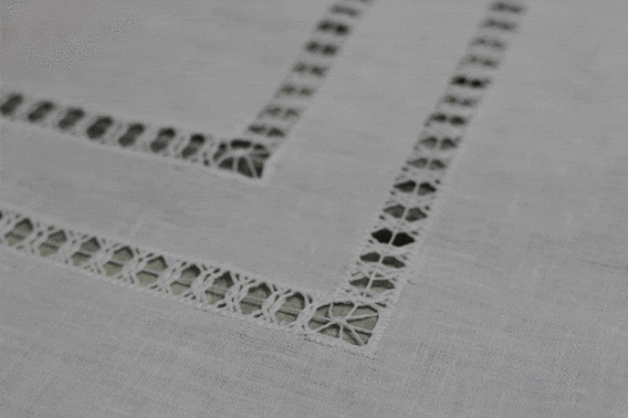 Obrus lniany ręcznie  haftowany mereżką Alina biały