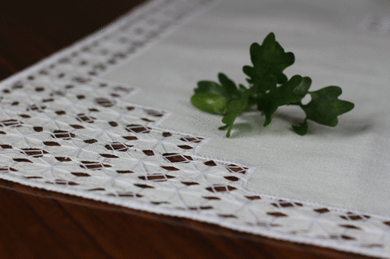 Serweta lniana  RĘCZNIE haftowana  mereżka ( handmade ) biała wzór 1.