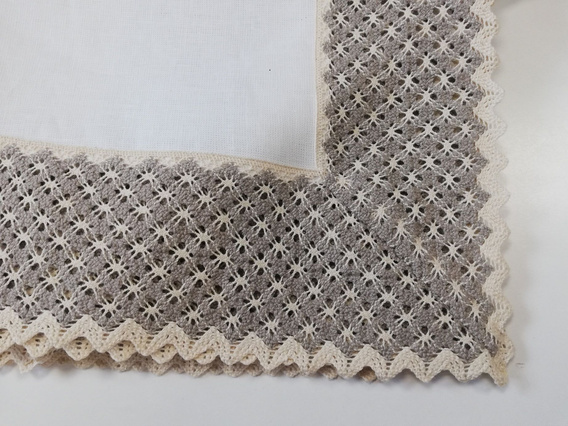 Obrus lniany biały Zofia z beżową koronką prostokąt