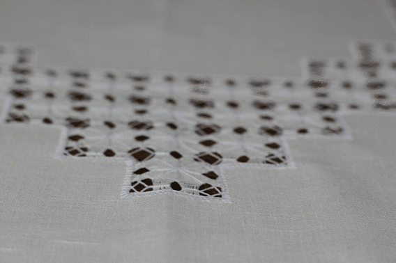 Serweta lniana  RĘCZNIE haftowana  mereżka ( handmade ) biała wzór 1.
