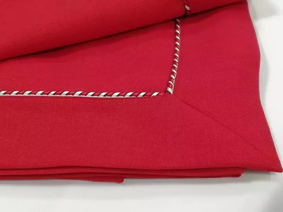 Obrus plamoodporny czerwony EVA z biało czerwoną wypustką prostokąt