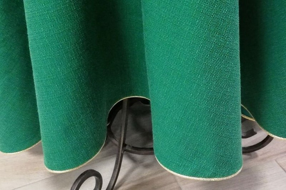 Obrus plamoodporny zielony z złotą wypustką - koło