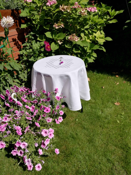 Obrus lniany biały ręcznie haftowany Snutki -koło