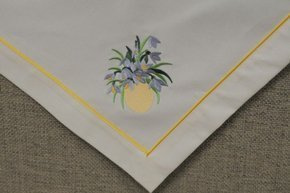 Obrus  plamoodporny biały Wielkanoc z haftem Przebiśniegi - wypustka żółta