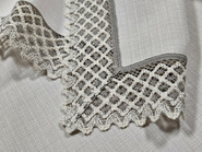 Obrus  plamoodporny jasny beż z bawełnianą koronką