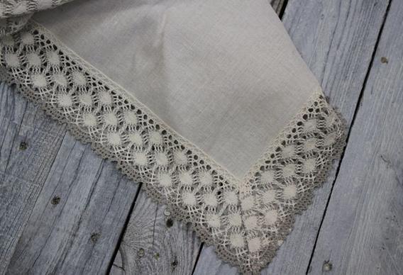 Obrus lniany  Muszelka  z koronką 160x160 kwadrat