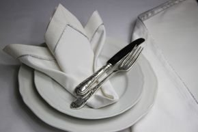 Serwetka plamoodporna Aga biel złamana ze srebrną wypustką.