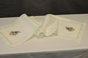 Bieżnik plamoodporny biały haft Przebiśniegi - wypustka zielona