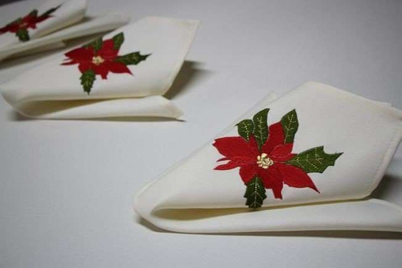 Obrus Świąteczny plamoodporny ecru ze złotą lamówką  Gwiazda Betlejemska owalny